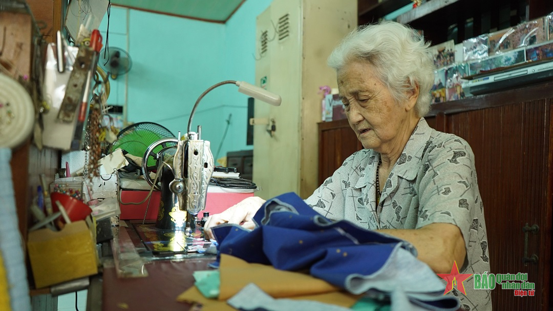 Má Ba một mình nhưng không cô đơn